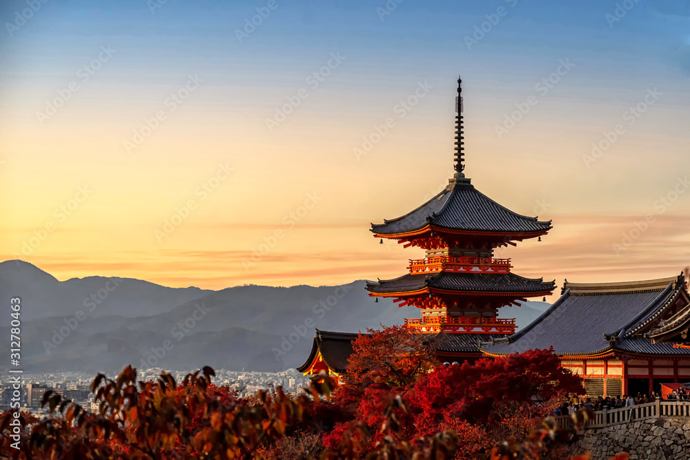 Fototapeta premium Kioto, Japonia - 23 listopada 2019 Pagoda świątyni Kiyomizudera jesienią o zachodzie słońca, Kioto, Japonia.