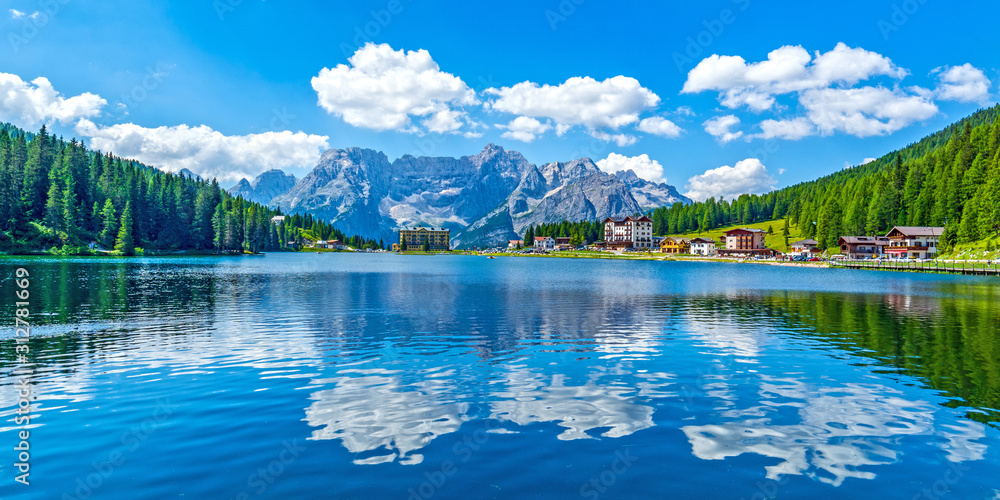 Fototapeta Dolomity kształtują teren w lecie Misurina jeziorem, Włochy