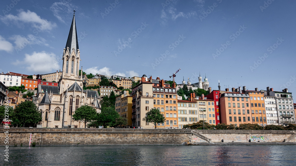 Panorama du quartier Vieux Lyon depuis la rivière Saône en été