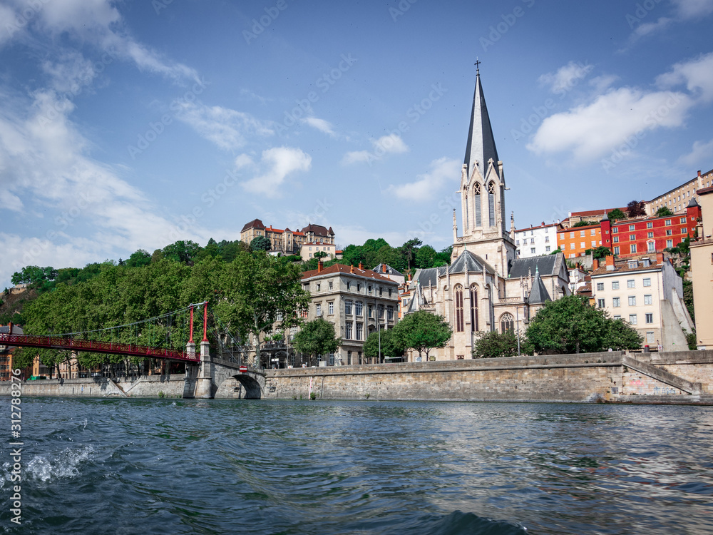 Fototapeta premium Eglise Saint Georges dans le Vieux Lyon en été depuis la rivière Saone