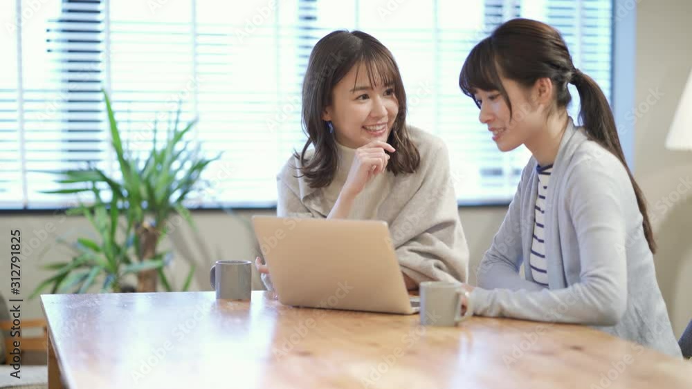 カフェでノートパソコンを操作している女性