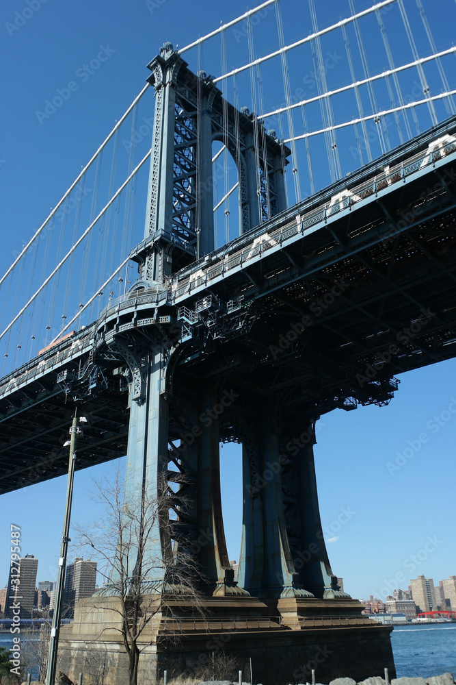 Obraz premium base support of the manhatan bridge