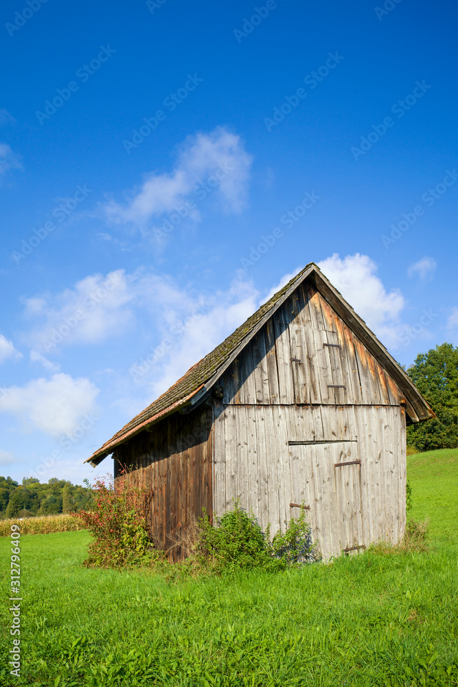 ein alter Holz Schuppen auf einer Wiese in der Steiermark ein alter Holz Schuppen auf einer Wiese in der Steiermark