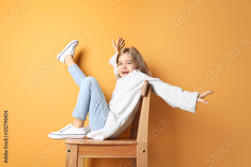 Happy fashionable girl sitt...