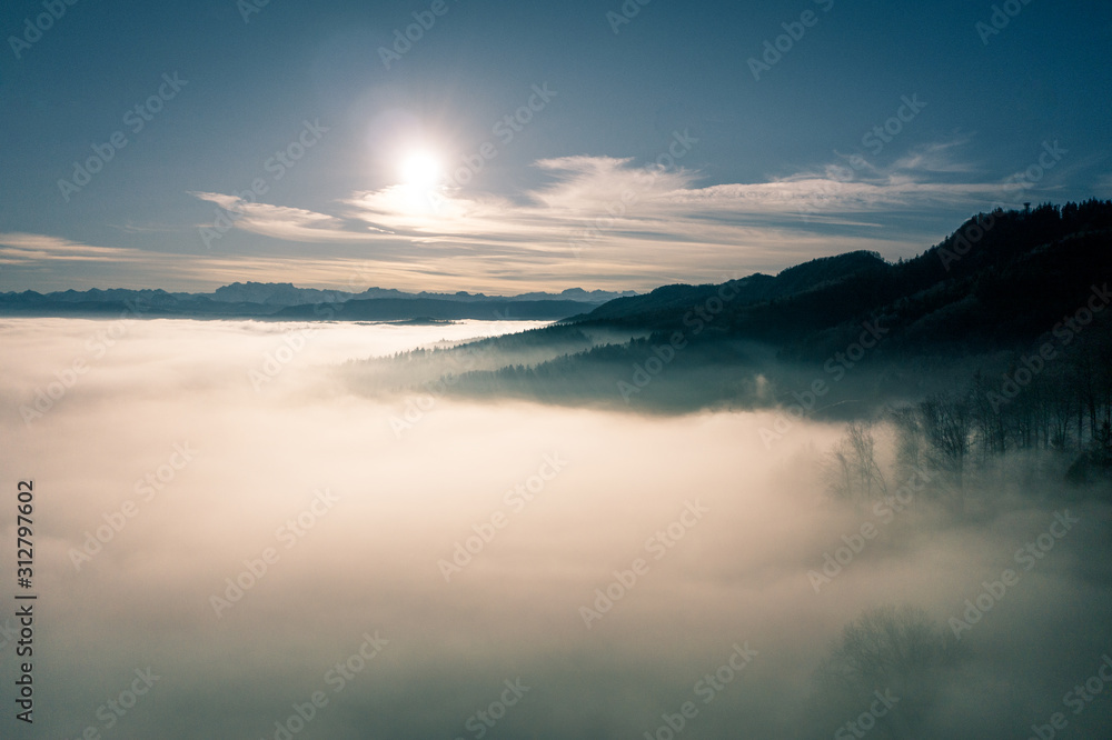 Obraz premium Ein wunderschöner Morgen, mit Sonne und Nebelmeer über dem Albispass.