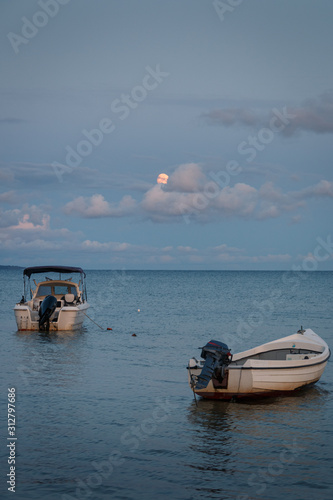 Märchenhafte Abendstimmung an der Ostsee photo