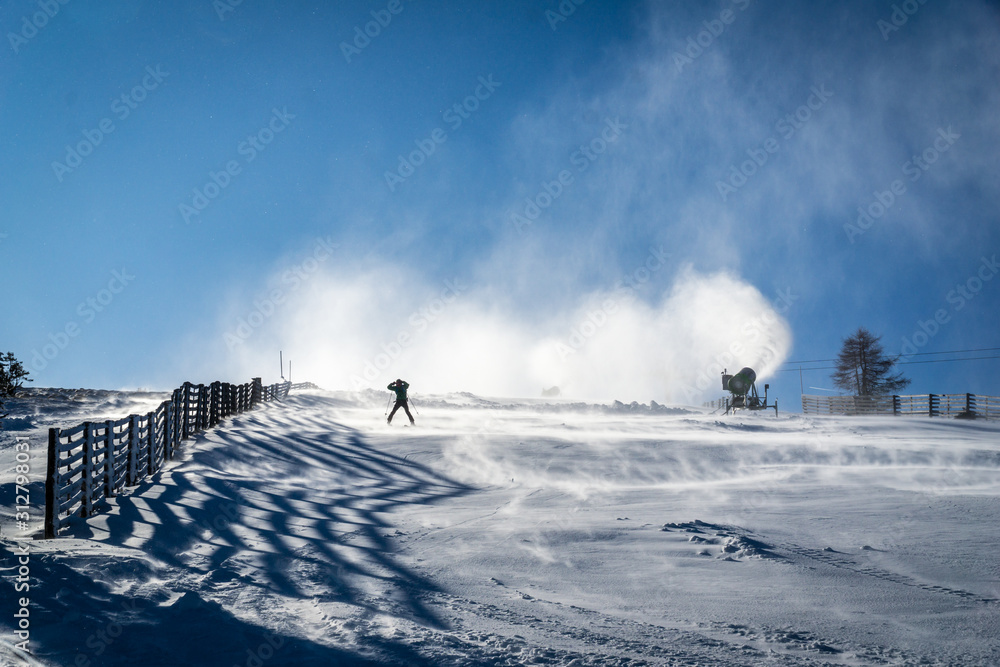 Kunstschnee aus der Schneekanone Kunstschnee aus der Schneekanone