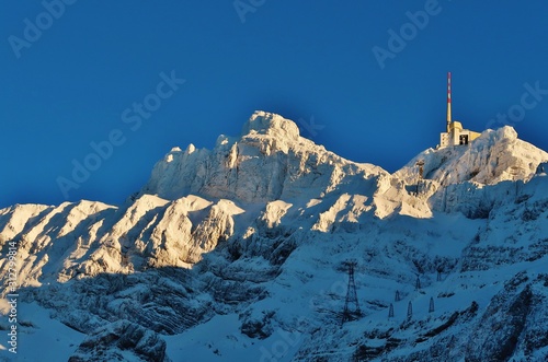 Verschneiter Säntisgipfel in der Abendsonne