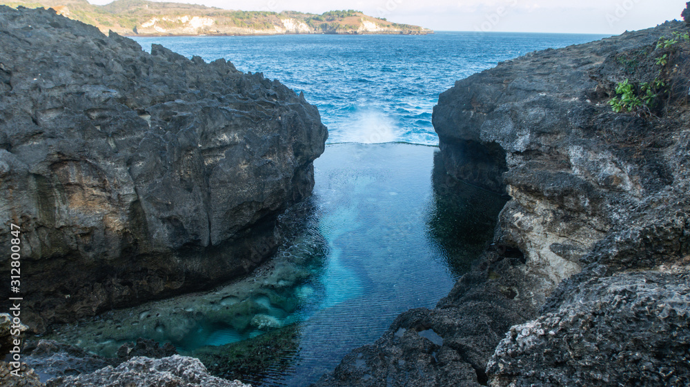 Obraz premium Natural, Clear Lagoon Between Cliffs Making a Bright Turquoise Billabong With Crystal Ocean Water Called Angels Billabong on Nusa Penida, Bali, Indonesia