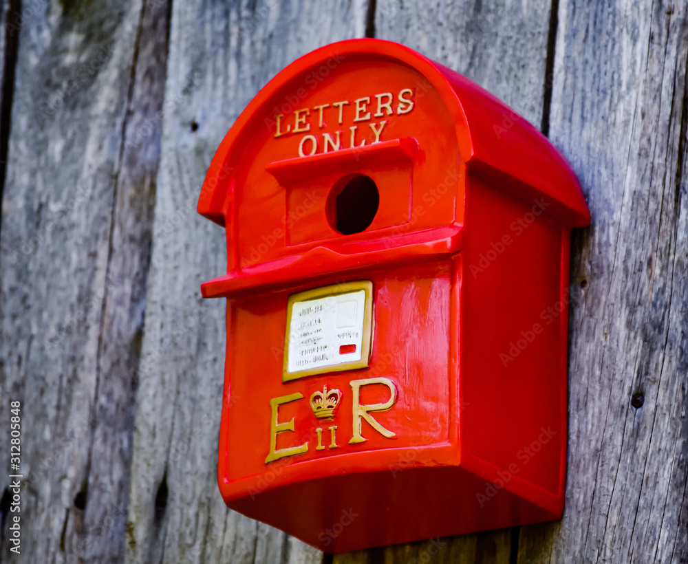 Ein Vogelhäuschen das wie ein englischer Briefkasten aussieht Stock Photo |  Adobe Stock