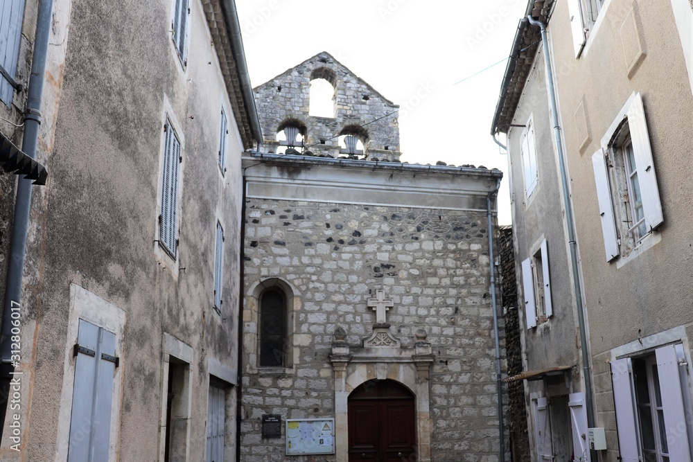 L'église Saint André dans le village Alba la Romaine - Département de l'Ardèche - France - Eglise du 17 ème siècle - Vue de l'extérieur