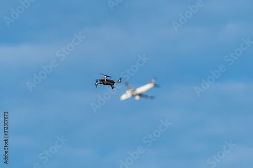 dron, samolot, niebo