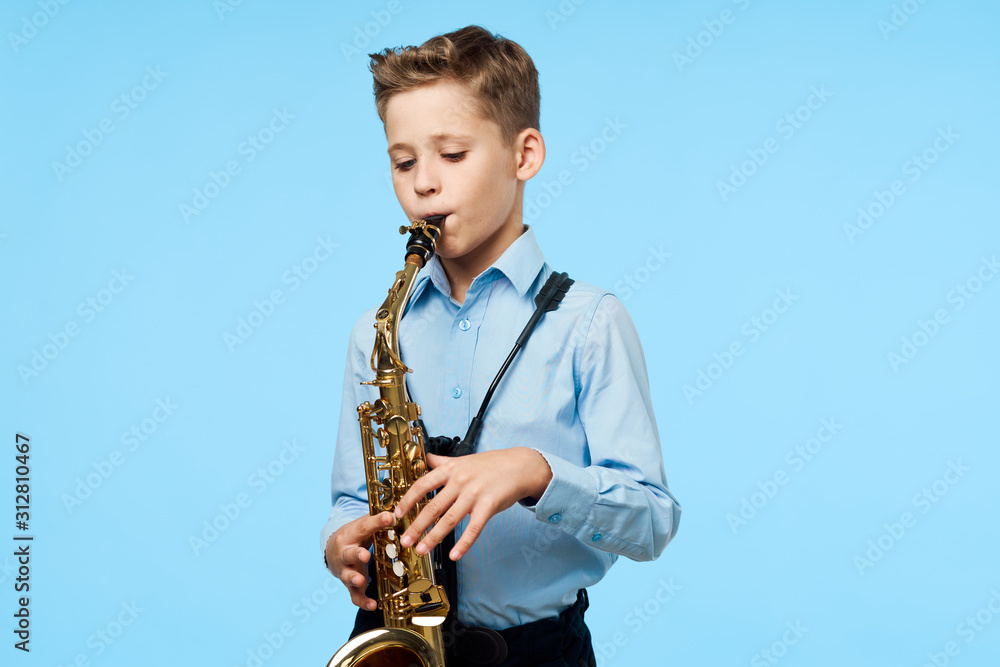 Naklejka premium man playing saxophone