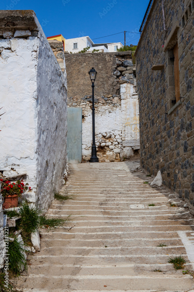 Φωτογραφία Traditional houses and old buildings at the village of Anatoli, Crete