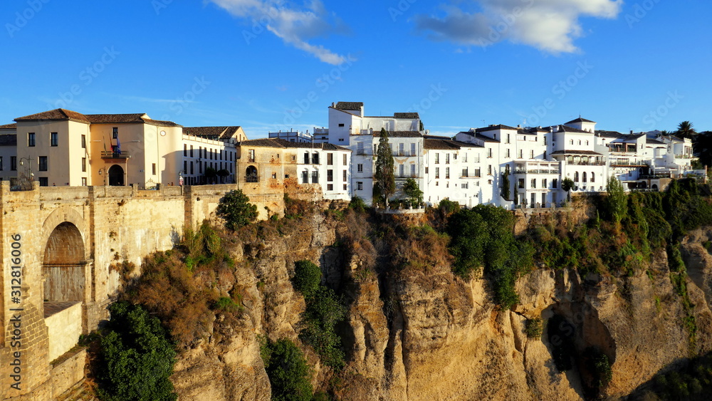 weiße Häuser in Ronda stehen auf hohem Fels am Abhang