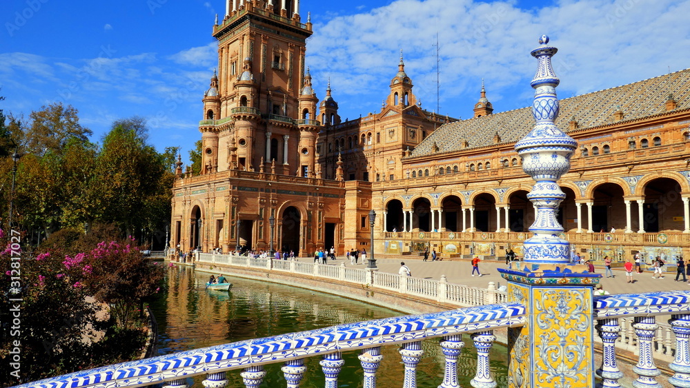 Obraz premium herrlicher spanischer Messepavillon in Sevilla am Plaza de Espana