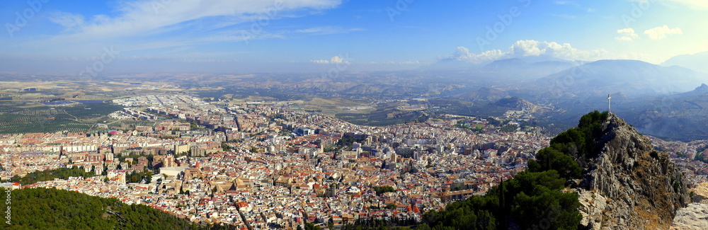 weites Panorama vom Burgberg auf die Stadt Jaen in Andalusien