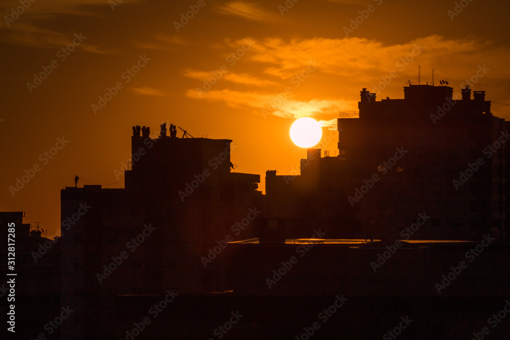 Obraz premium silhouette of city at sunset