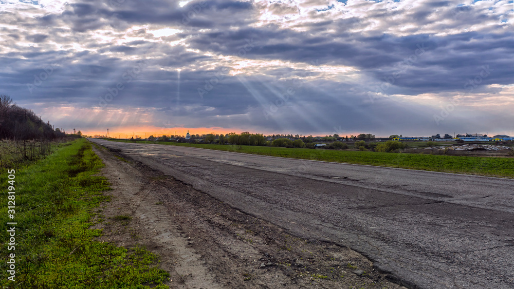 Naklejka premium village road at sunset