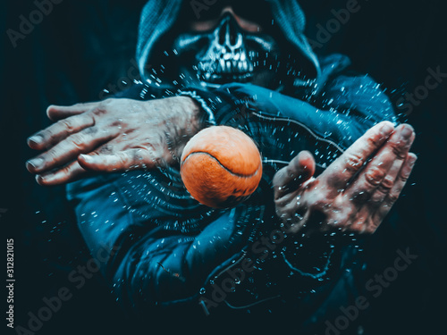 Foto creativa con palla da tennis e schizzi d'acqua