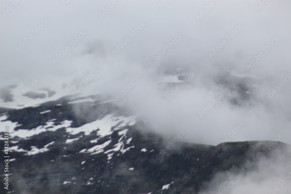 Obraz premium snowy foggy mountains