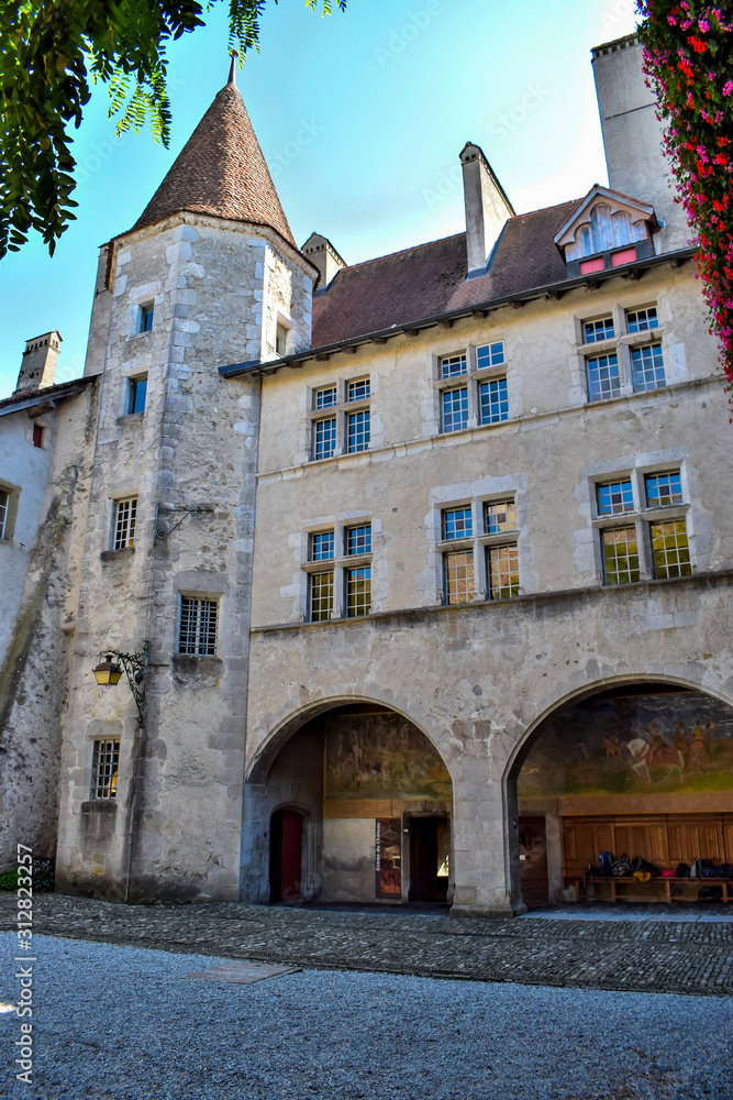 vue sur la tour de l'escalier à vis château de Gruyères est un château situé dans la ville suisse de Gruyères dans le canton de Fribourg.