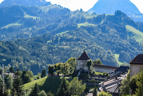 vue du château de gruyère les montagnes vieux bâtiment en contrebas