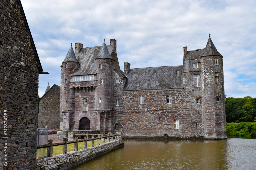 château de Trécesson du XIVe siècle forêt de Paimpont-Brocéliande Région Bretagne Département du Morbihan Commune de Campénéac