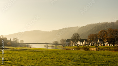 Die Weserbrücke in Bodenwerder im winterlichen Mittagslicht