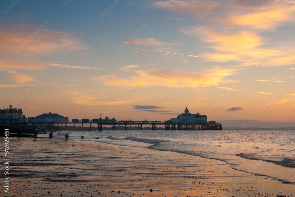 Fototapeta premium Eastbourne Pier Sussex in Sunrise