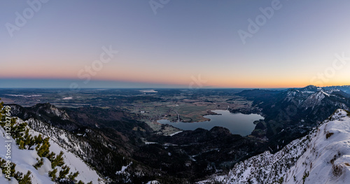 Morgenröte über dem Kochelsee