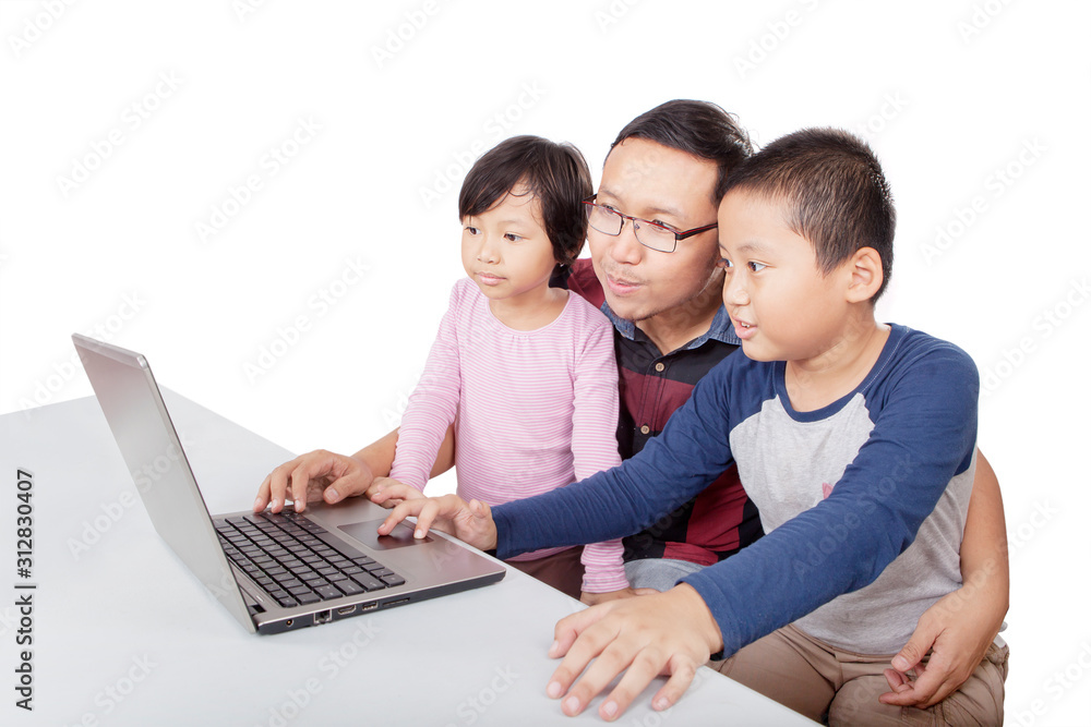 Man teaching his children how to use a gadget