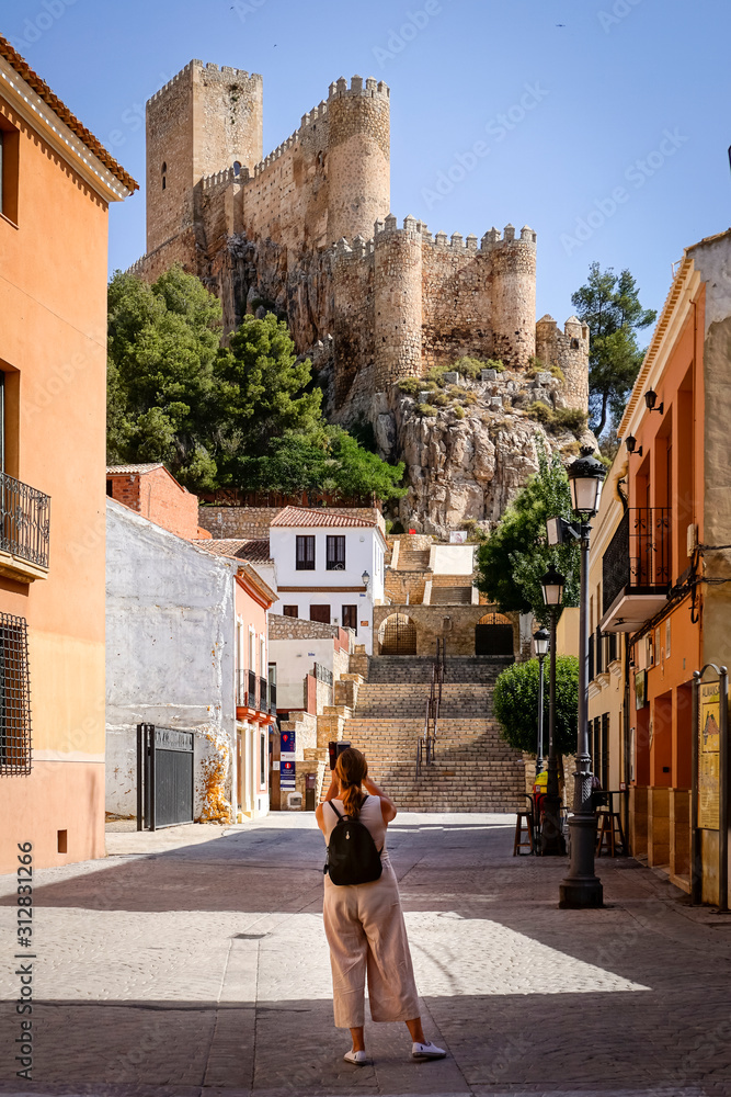Φωτογραφία Woman taking pictures in the town of Almansa