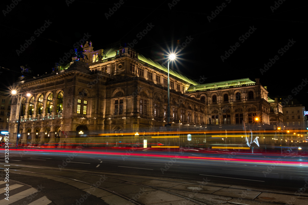 Wiener Staatsoper bei Nacht mit Bussen