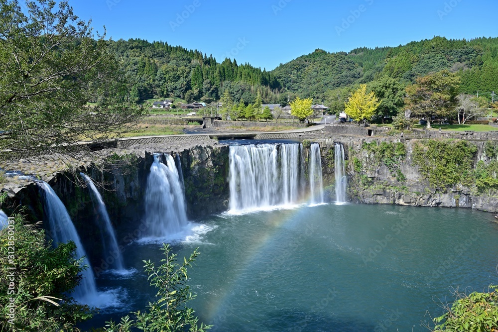 Fototapeta premium 東洋のナイアガラ（原尻の滝）の秋の情景＠大分