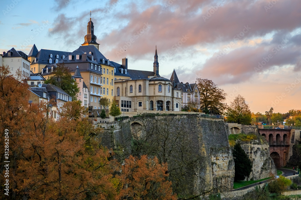 Obraz premium Old town of Luxembourg, UNESCO World Heritage Site with its Quarters, Fortifications and the ancient city wall at sunset