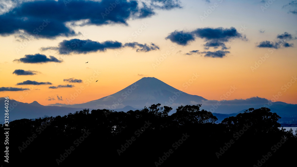 富士山 夕暮れ時　江ノ島から