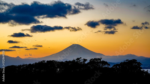 富士山 夕暮れ時 江ノ島から