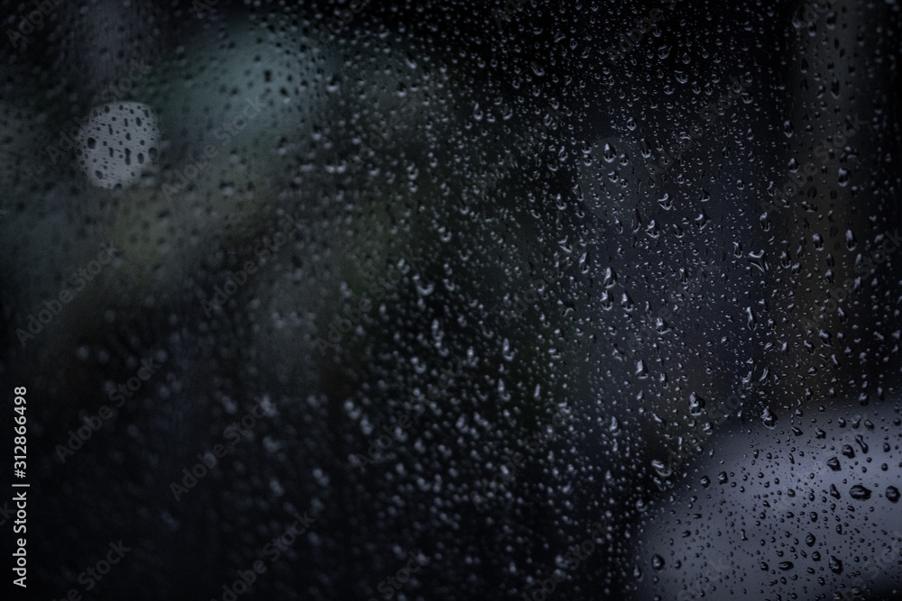 Obraz premium 窓が濡れている