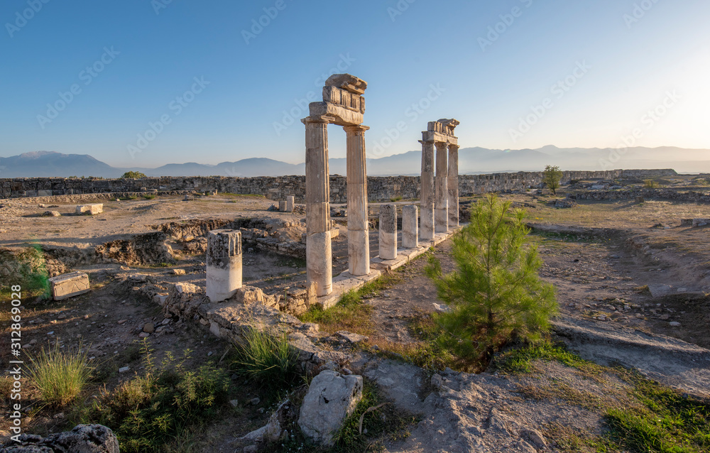 Fototapeta premium Beautiful view of the ancient ruins of the Roman city of Hierapolis in Pamukkale, Turkey. The site is a UNESCO World Heritage site near the city of Denizli. 