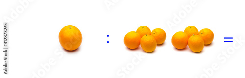 operación simple de división matemática entre naranjas; cálculo matemático