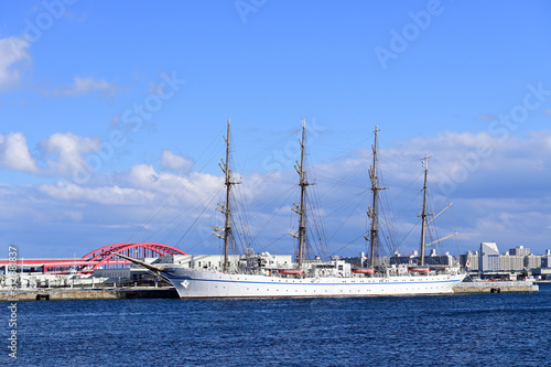 神戸港に停泊する帆船