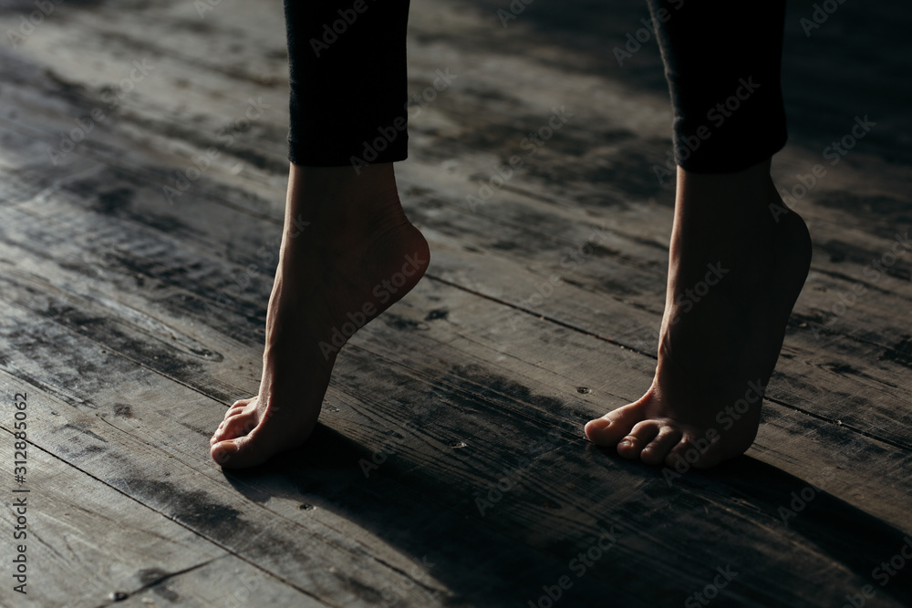 Foto De Female Feet Walking On Warm Heated Floor Close Up View foto-de-female-feet-walking-on-warm-heated-floor-close-up-view