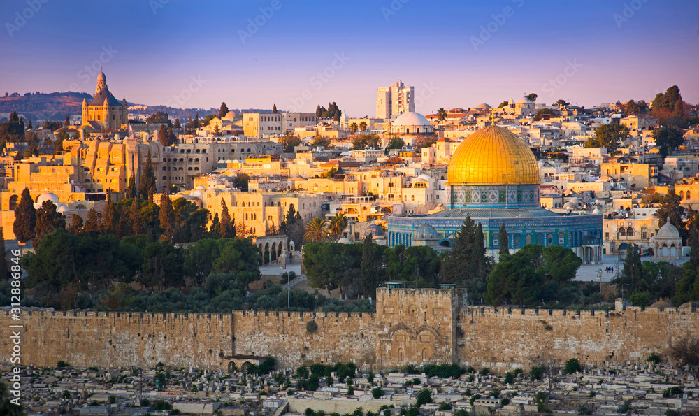 Naklejka premium Wzgórze Świątynne i Kopuła na Skale o świcie, Stare Miasto w Jerozolimie
