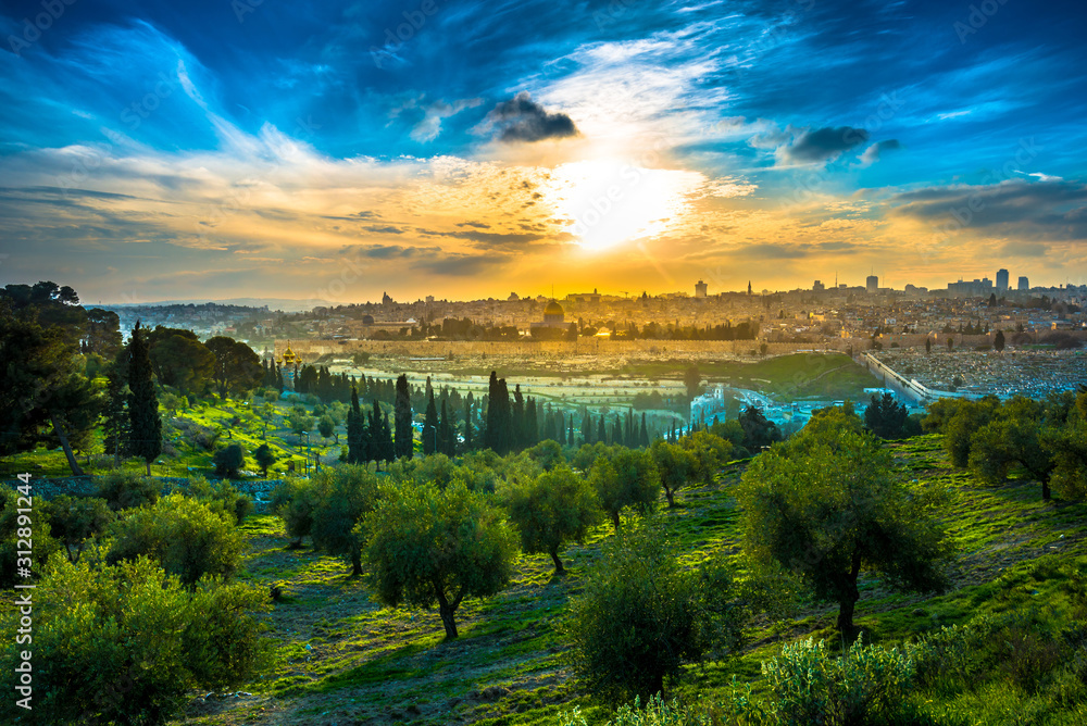 Obraz premium Piękne chmury zachodu słońca nad Starym Miastem Jerozolimy z Kopułą na Skale, Złotą / Mercy Gate i St. Stephen's / Lions Gate; widok z Góry Oliwnej z drzewami oliwnymi na pierwszym planie