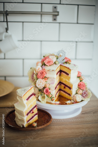 cake with strawberries