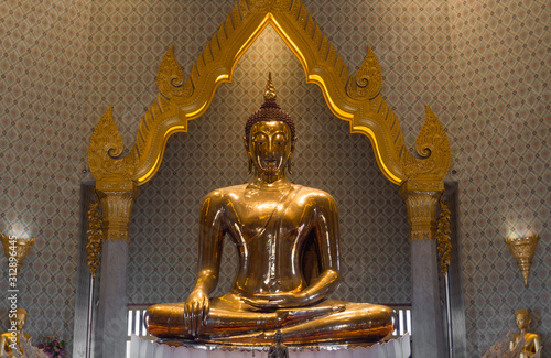 Canvas Print Golden Buddha statue located in Wat Traimit, Bangkok, Thailand