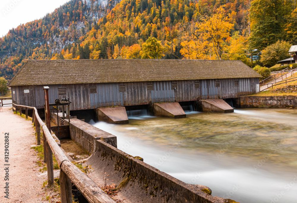 Fototapeta premium Blick auf das Stauwehr in der Schönau am Königssee