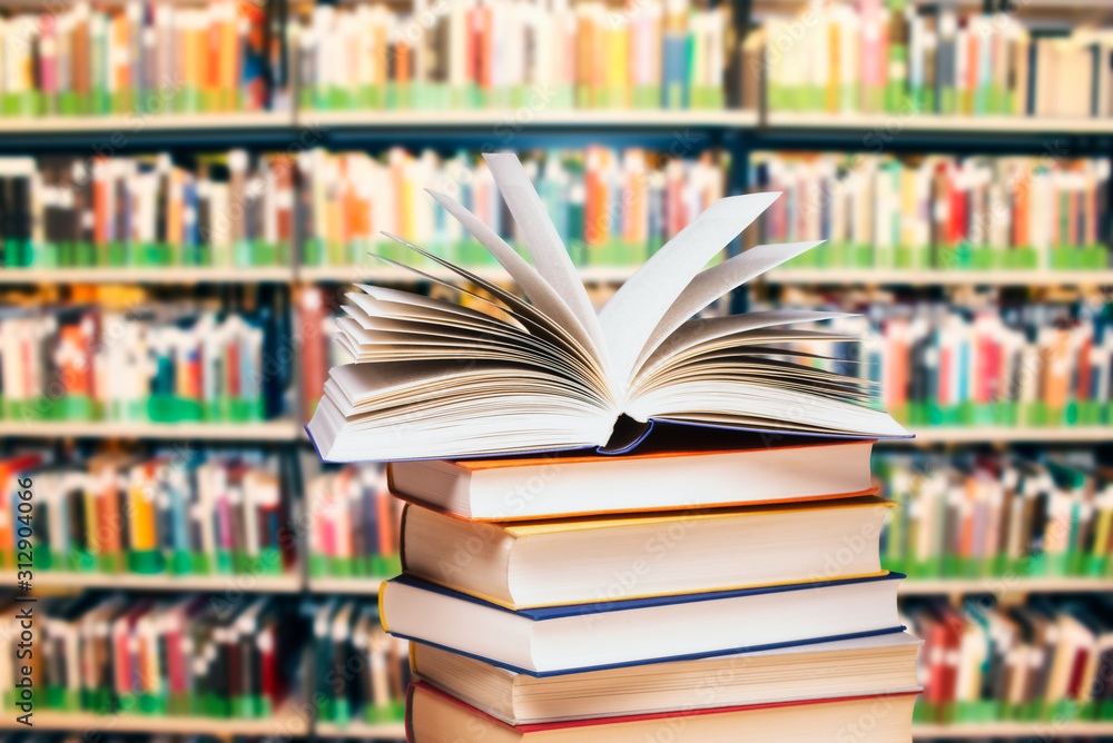 Bücherstapel in einer Bücherei Bücherstapel in einer Bücherei