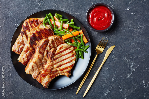 Fotografia Grilled pork loin cutlets on a plate